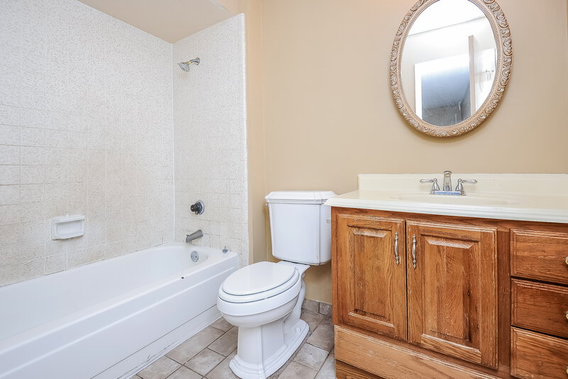 2,170/Mo, 7609 Xavier Dr Fort Worth, TX 76133 Master Bathroom View
