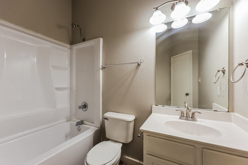 3,340/Mo, 4909 Palm Ridge Dr Fort Worth, TX 76133 Bathroom View