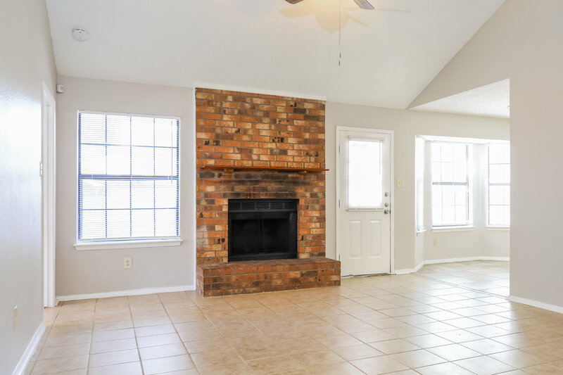 1,690/Mo, 1401 Lincolnshire Way Fort Worth, TX 76134 Living Room View 2