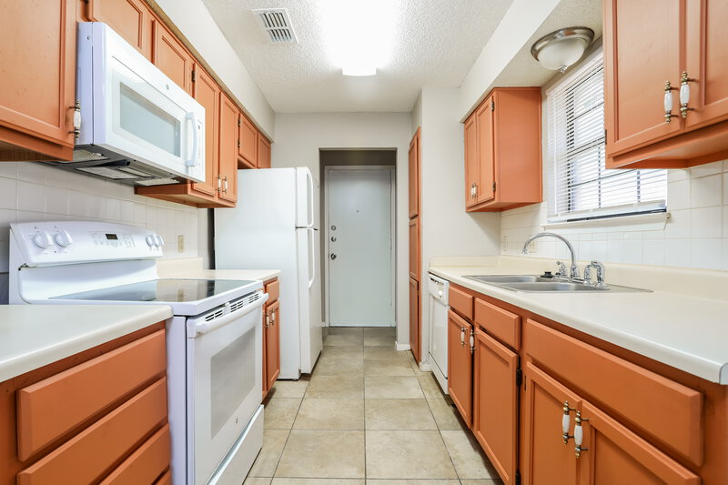 1,690/Mo, 1401 Lincolnshire Way Fort Worth, TX 76134 Kitchen View