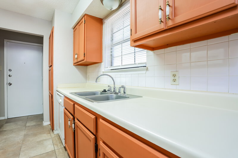 1,690/Mo, 1401 Lincolnshire Way Fort Worth, TX 76134 Kitchen View 2