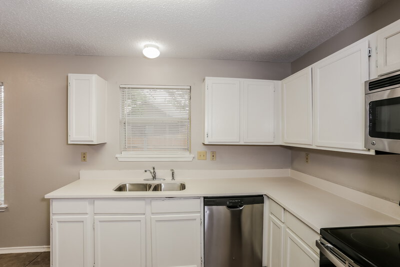 1,730/Mo, 8120 Camelot Rd Fort Worth, TX 76134 Kitchen View 2