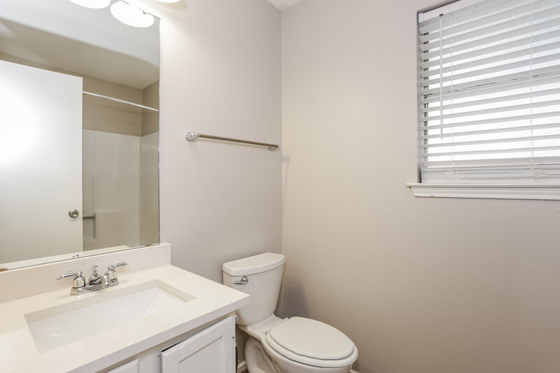 1,730/Mo, 8120 Camelot Rd Fort Worth, TX 76134 Main Bathroom View
