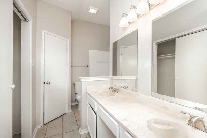 1,610/Mo, 1416 Horncastle St Fort Worth, TX 76134 Main Bathroom View