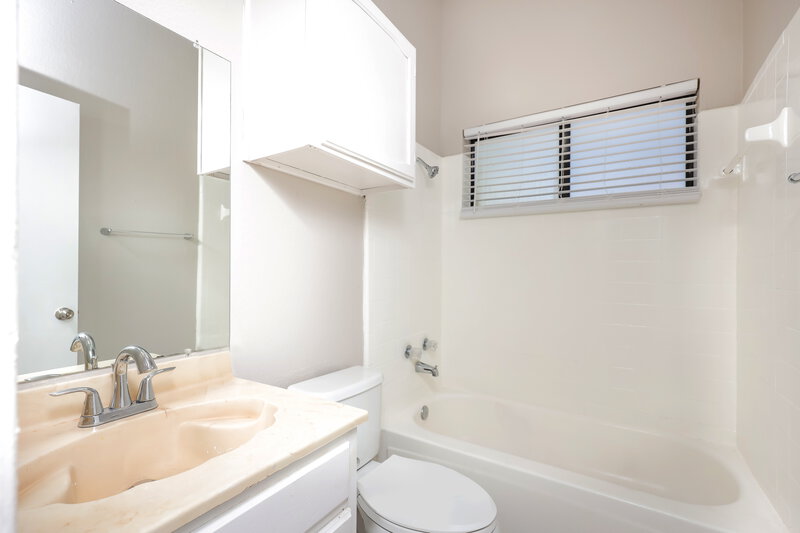 1,610/Mo, 1416 Horncastle St Fort Worth, TX 76134 Bathroom View