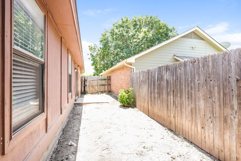 1,610/Mo, 1416 Horncastle St Fort Worth, TX 76134 Rear View 2