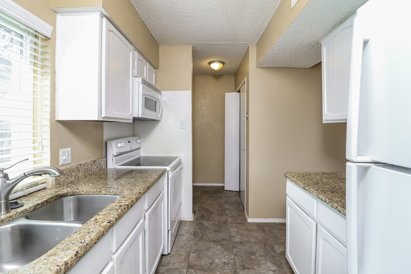 2,270/Mo, 7962 Southbrook Circle Fort Worth, TX 76134 Kitchen View