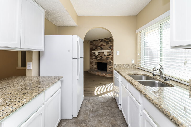 2,270/Mo, 7962 Southbrook Circle Fort Worth, TX 76134 Kitchen View 2