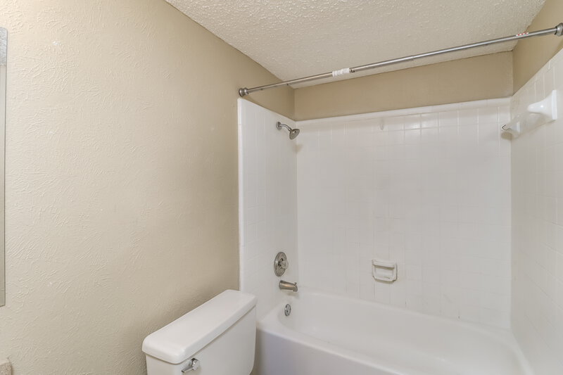 2,270/Mo, 7962 Southbrook Circle Fort Worth, TX 76134 Main Bathroom View