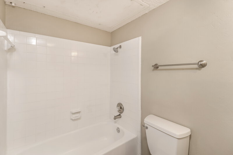 2,270/Mo, 7962 Southbrook Circle Fort Worth, TX 76134 Bathroom View