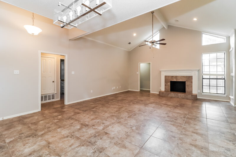 2,055/Mo, 1609 Willow Park Dr Fort Worth, TX 76134 Living Room View 2