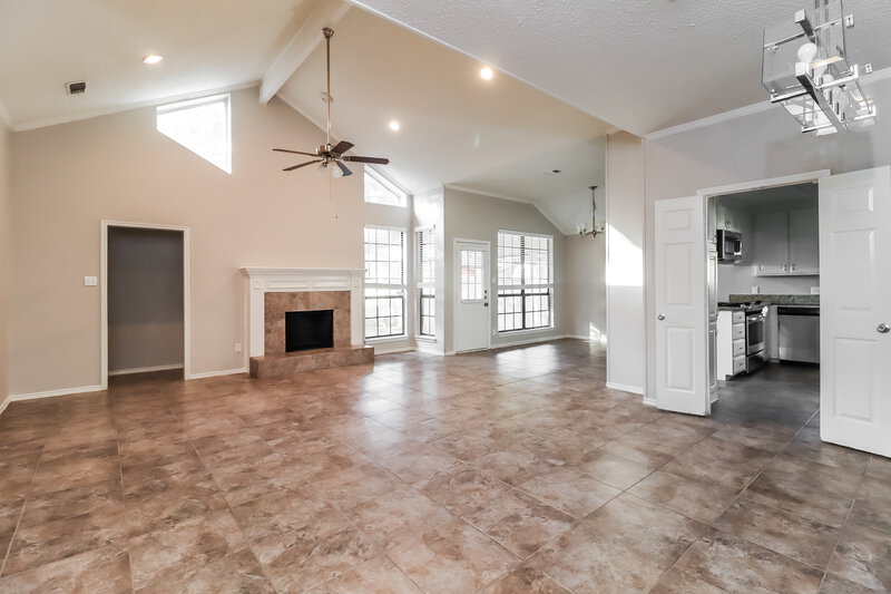 2,055/Mo, 1609 Willow Park Dr Fort Worth, TX 76134 Living Room View 3