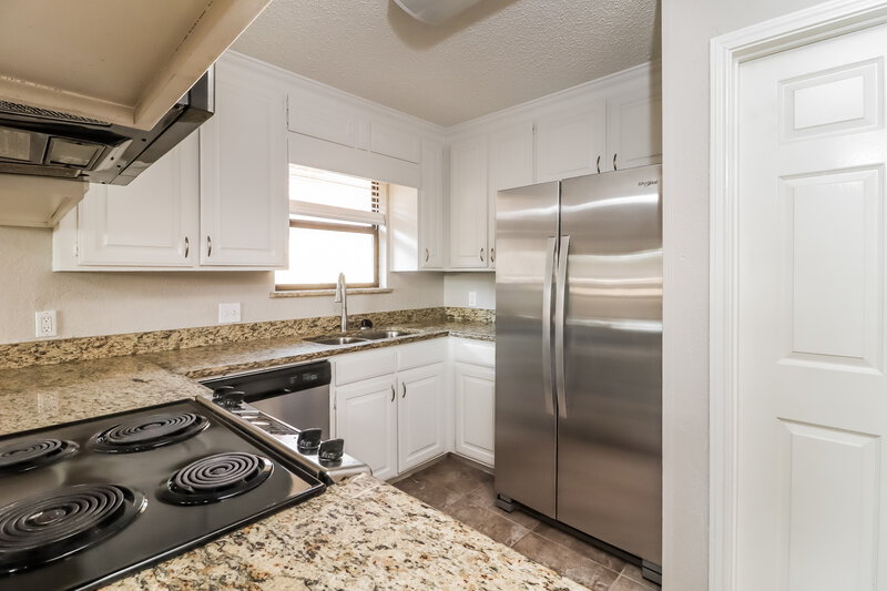 2,055/Mo, 1609 Willow Park Dr Fort Worth, TX 76134 Kitchen View