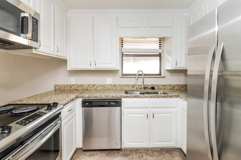 2,055/Mo, 1609 Willow Park Dr Fort Worth, TX 76134 Kitchen View 2