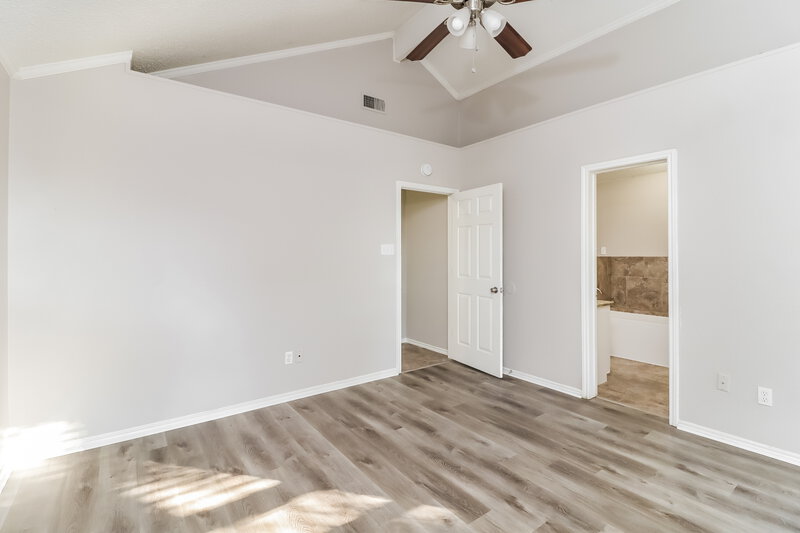 2,055/Mo, 1609 Willow Park Dr Fort Worth, TX 76134 Main Bedroom View 2