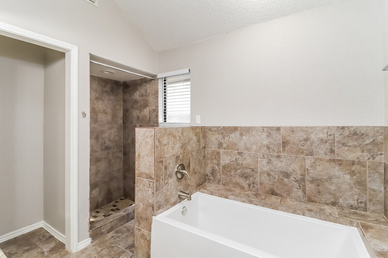 2,055/Mo, 1609 Willow Park Dr Fort Worth, TX 76134 Main Bathroom View