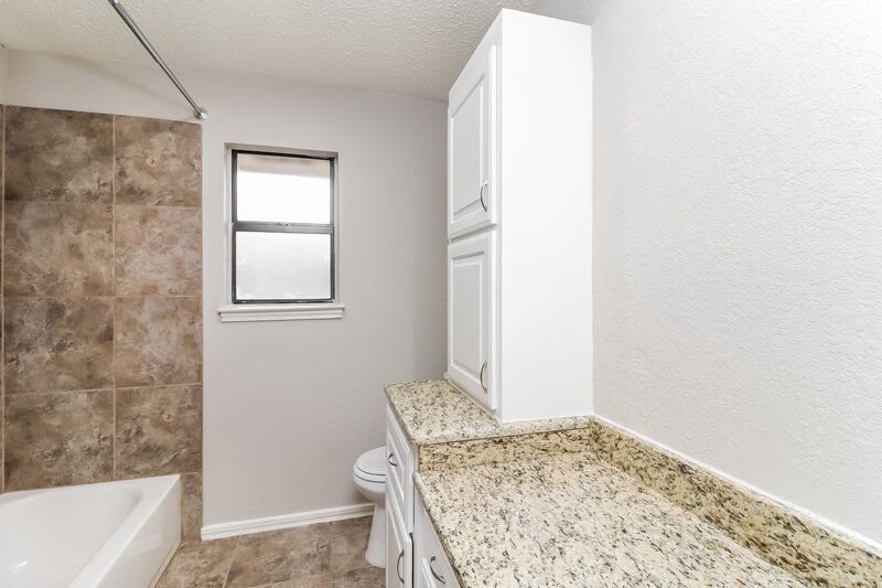 2,055/Mo, 1609 Willow Park Dr Fort Worth, TX 76134 Bathroom View