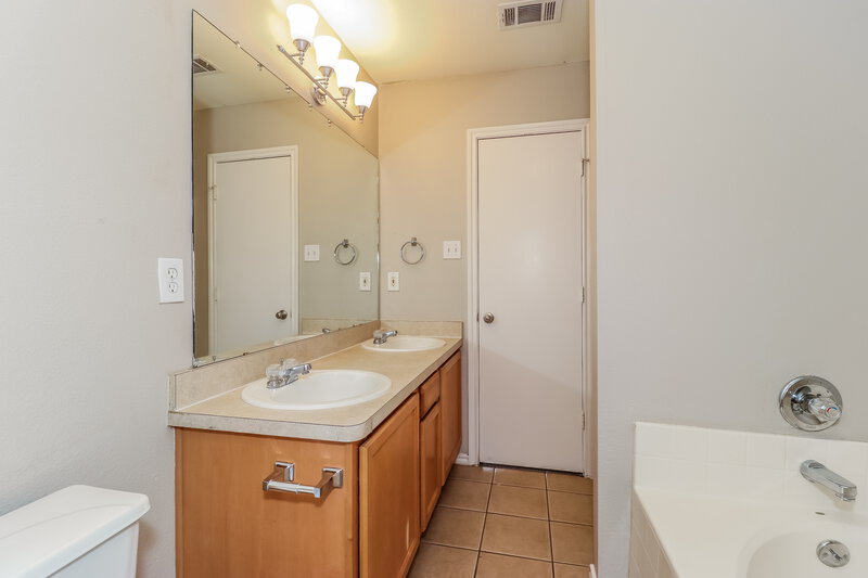 1,865/Mo, 2145 Shane Ave Fort Worth, TX 76134 Main Bathroom View