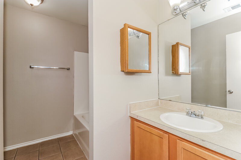 1,865/Mo, 2145 Shane Ave Fort Worth, TX 76134 Bathroom View