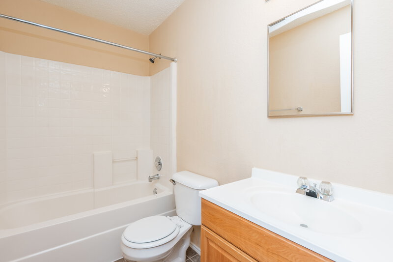 2,030/Mo, 5301 Prestwick Dr Fort Worth, TX 76135 Main Bathroom View