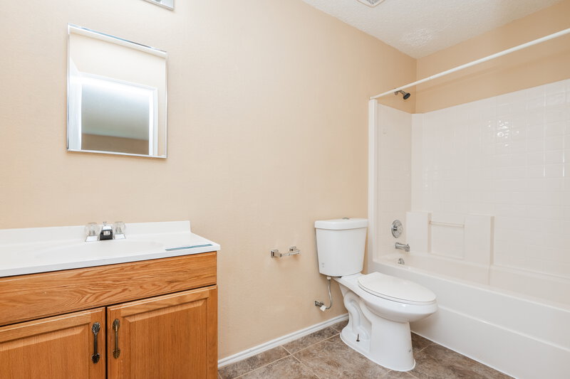2,030/Mo, 5301 Prestwick Dr Fort Worth, TX 76135 Bathroom View