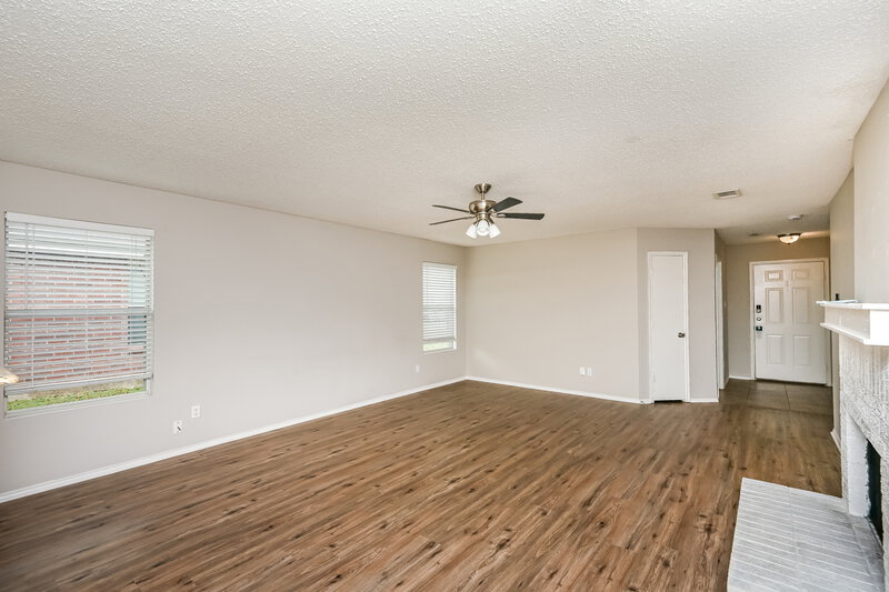 1,780/Mo, 5717 Glenshee Dr Fort Worth, TX 76135 Living Room View