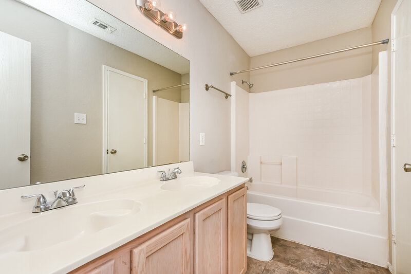 1,780/Mo, 5717 Glenshee Dr Fort Worth, TX 76135 Main Bathroom View