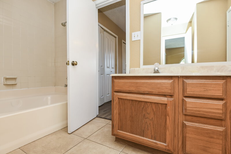 1,905/Mo, 7412 Blackthorn Dr Fort Worth, TX 76137 Main Bathroom View