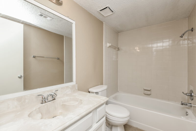 1,905/Mo, 7412 Blackthorn Dr Fort Worth, TX 76137 Bathroom View
