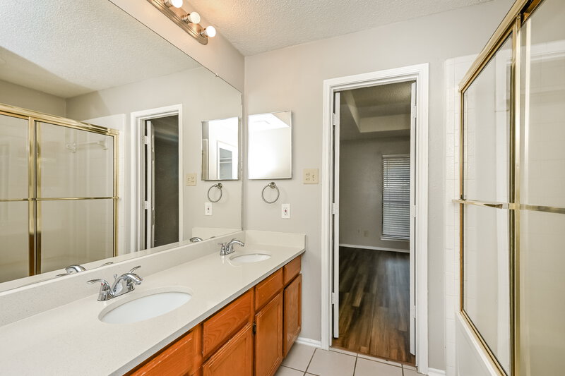 1,940/Mo, 4209 Vincent Terrace Haltom City, TX 76137 Main Bathroom View