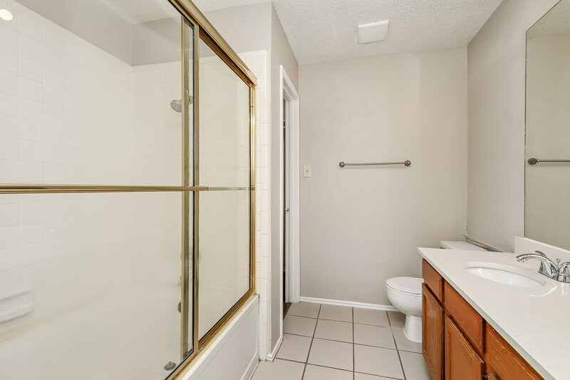 1,940/Mo, 4209 Vincent Terrace Haltom City, TX 76137 Main Bathroom View 2