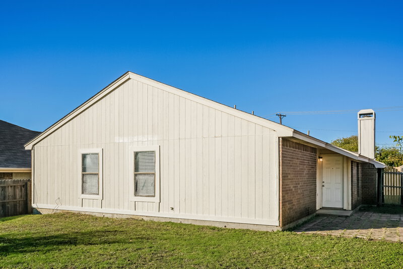 1,860/Mo, 4648 Prewett Rd Fort Worth, TX 76137 Rear View 2
