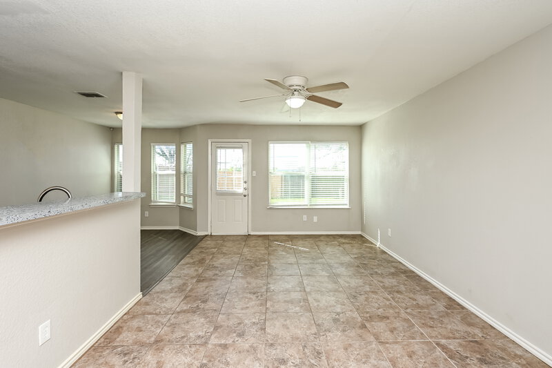 2,200/Mo, 1424 Pine Ln Fort Worth, TX 76140 Living Room View