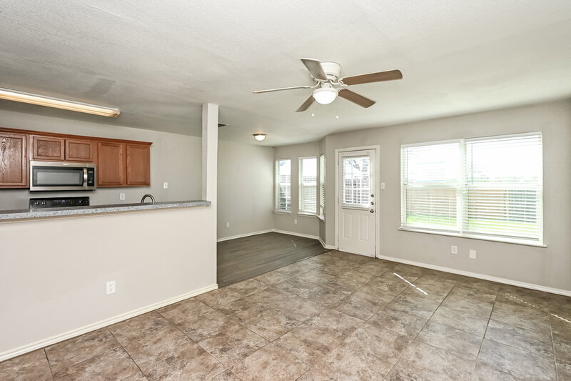 2,200/Mo, 1424 Pine Ln Fort Worth, TX 76140 Living Room View 2