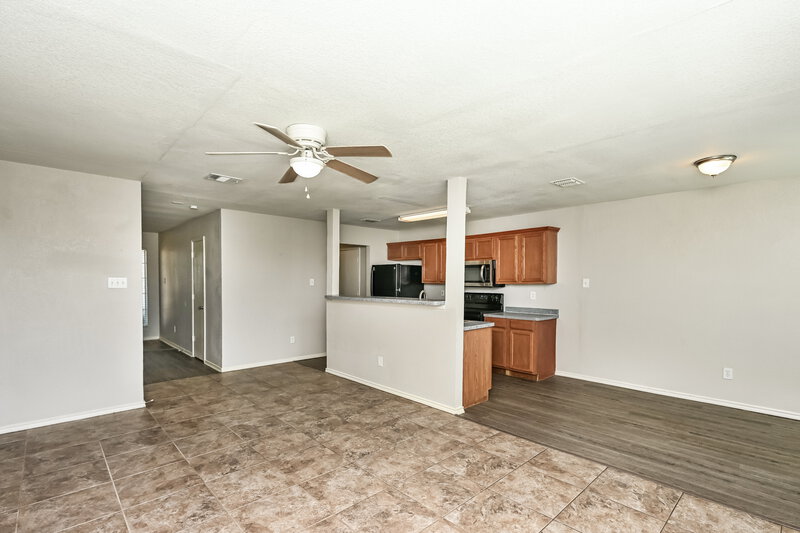 2,200/Mo, 1424 Pine Ln Fort Worth, TX 76140 Living Room View 3