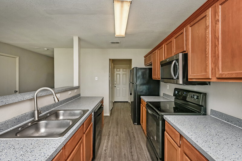 2,200/Mo, 1424 Pine Ln Fort Worth, TX 76140 Kitchen View