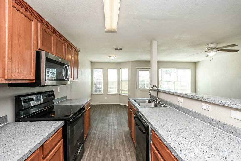 2,200/Mo, 1424 Pine Ln Fort Worth, TX 76140 Kitchen View 2