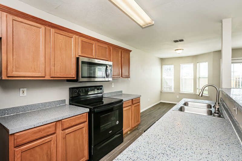 2,200/Mo, 1424 Pine Ln Fort Worth, TX 76140 Kitchen View 3