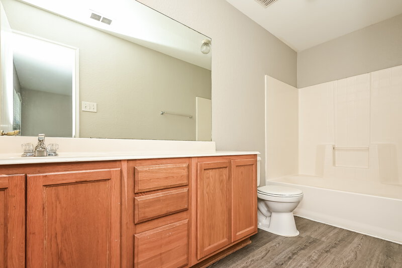 2,200/Mo, 1424 Pine Ln Fort Worth, TX 76140 Main Bathroom View