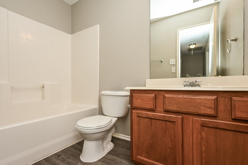2,200/Mo, 1424 Pine Ln Fort Worth, TX 76140 Bathroom View