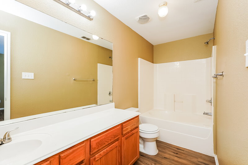 1,720/Mo, 1456 Pine Ln Fort Worth, TX 76140 Main Bathroom View