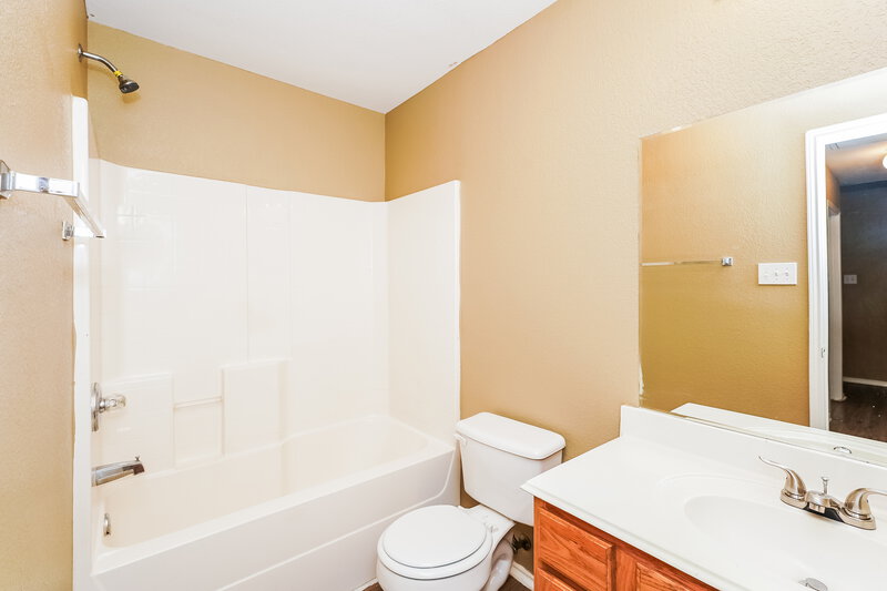 1,720/Mo, 1456 Pine Ln Fort Worth, TX 76140 Bathroom View