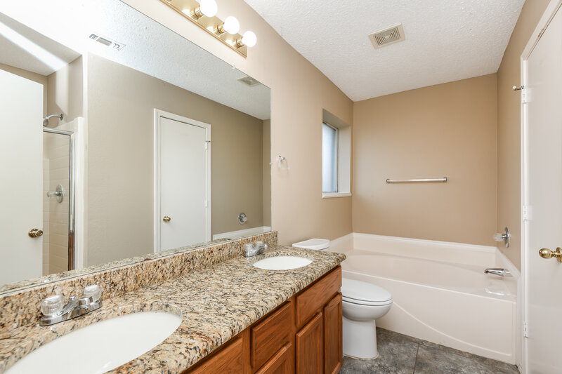 1,875/Mo, 3503 Nantucket Dr Forest Hill, TX 76140 Main Bathroom View