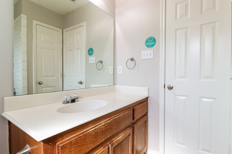 1,975/Mo, 2613 Crix Ln Fort Worth, TX 76140 Main Bathroom View