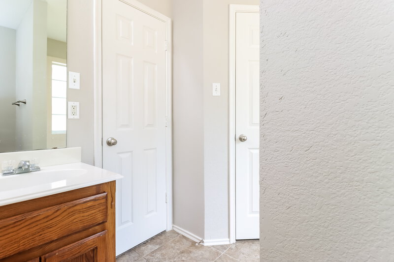 1,975/Mo, 2613 Crix Ln Fort Worth, TX 76140 Bathroom View