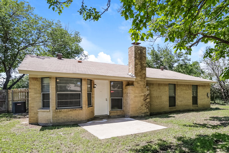 1,900/Mo, 7517 Marlinda Circle Fort Worth, TX 76140 Rear View