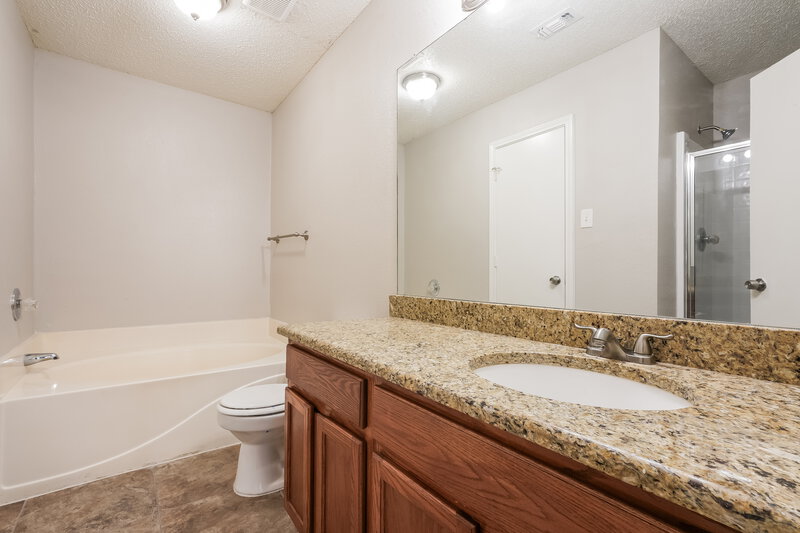 1,880/Mo, 7325 Meadows Dr N Forest Hill, TX 76140 Main Bathroom View