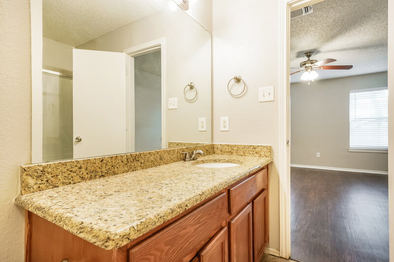 1,880/Mo, 7325 Meadows Dr N Forest Hill, TX 76140 Main Bathroom View 2