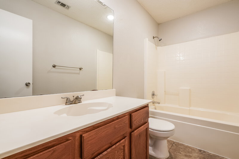 1,880/Mo, 7325 Meadows Dr N Forest Hill, TX 76140 Bathroom View