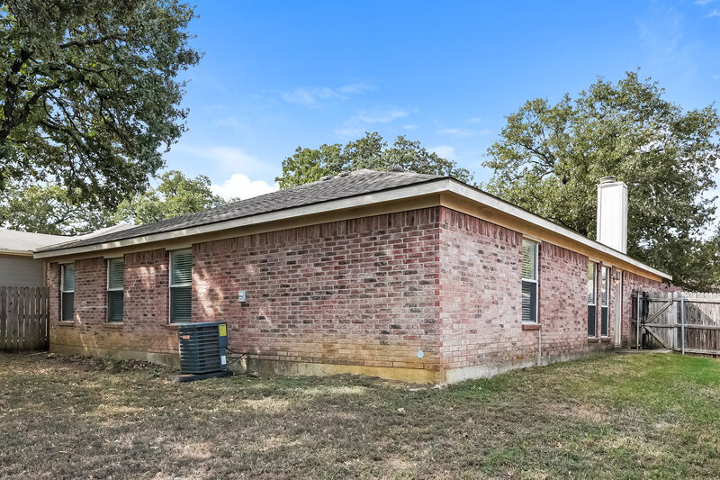 1,880/Mo, 7325 Meadows Dr N Forest Hill, TX 76140 Rear View